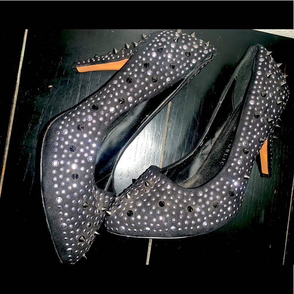 ROCK & REPUBLIC BLACK STUDDED PUMPS SIZE 9